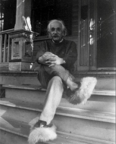 1950 – Albert Einstein et ses pantoufles poilues