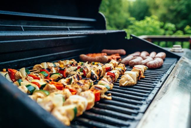 Nettoyer la grille du barbecue