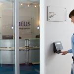 Femme qui utilise un système de contrôle d'accès pour entrer