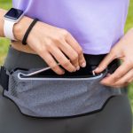 femme portant sac banane tendance