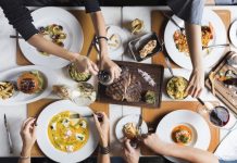 Les nouvelles tendances food et cuisine 2025 : ce qui fera vibrer vos papilles des personnes autours de table et plats