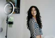 Comment bâtir une stratégie d’influence éthique et performante influenceuse marketing devant son mobile