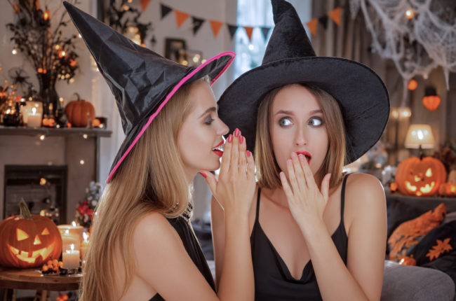 Elle porte un costume qui fâche tous les invités